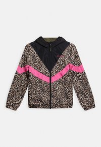 Leopardenmuster-Jacke mit schwarzer Kapuze, ausgestattet mit einem pinken Chevronstreifen und Reißverschluss. Texturiertes Material und elastische Bündchen.