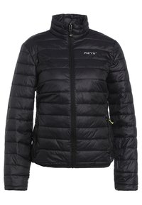 Svart puffjacka med hög krage, dragkedjestängning och horisontellt quiltat mönster. Har logotyp på bröstet och sidofickor.