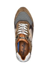 Braune und graue Sneaker aus Wildleder und Mesh-Material, mit runder Zehenform, weißen Schnürsenkeln, Lederakzenten sowie Logo auf der Zunge und der Innensohle.