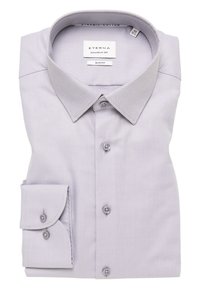 Camicia da uomo slim fit di colore viola chiaro, con tessuto texturizzato e polsini abbottonati. L'etichetta riporta "Eterna," con cinque bottoni frontali e colletto classico.