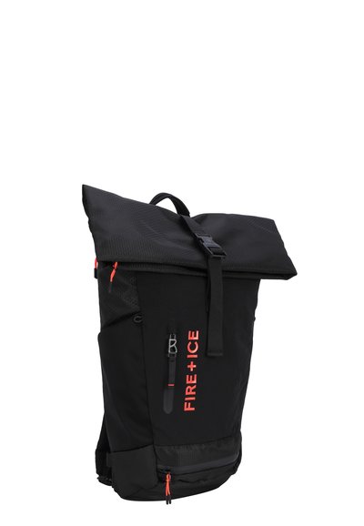 Schwarzer Rucksack mit Rolltop-Design und strukturiertem Stoff. Verfügt über rote Akzente, äußere Reißverschlusstaschen und verstellbare Träger.