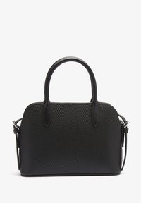 Schwarze Handtasche mit strukturierter Oberfläche, abgerundetem Deckel, zwei Griffen und einem verstellbaren Schulterriemen. Verfügt über glatte Lederakzente und eine strukturierte Form.