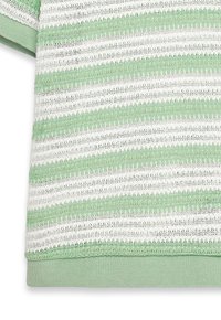 Zaļi balta svītraina adīta auduma ar atvērtu tamborējuma rakstu un viendabīgu zaļu ribota apakšu un piedurkņu aproci.