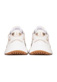 Weiße Sneakers mit goldenen Akzenten, strukturiertem Material, gepolstertem Kragen und einer Gummisohle mit geriffeltem Muster für besseren Halt.