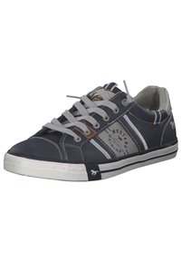 Baskets bleu marine avec une surface texturée, lacets gris et accents blancs. Présente une marque sur le côté et une semelle à motifs.