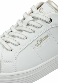 Weißer Sneaker aus strukturiertem Synthetikleder. Verfügt über metallische Akzente, flache Schnürsenkel und ein Logo in Gold. Dicke, gerippte Gummisohle.