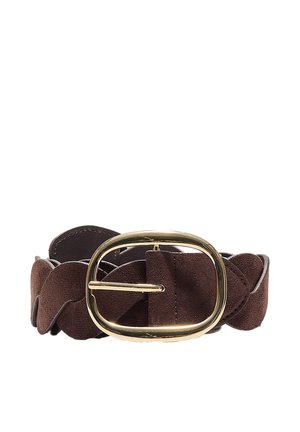 Ceinture en daim marron foncé avec des bords festonnés et une grande boucle ovale dorée brillante sur fond blanc.