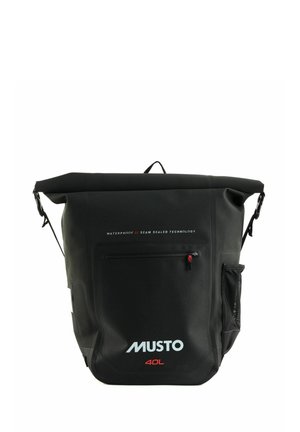 Sac à dos étanche Musto 40L noir avec fermeture roll-top, poche zippée à l'avant et porte-bouteille en filet latéral.