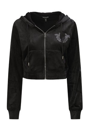 Zwarte cropped hoodie van zachte fluwelen stof, met lange mouwen, een ritssluiting aan de voorkant en een rhinestone-logo op de linkerborst. Twee voorzakken.