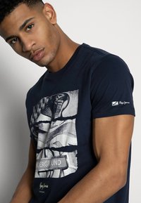Pepe Jeans AIDAN - T-shirt estampada - dulwich