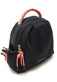 Mochila de tela azul marino con forma redonda, que cuenta con un asa texturizada en rojo y blanco, cremalleras doradas y detalles en cuerda rosa. Etiqueta de la marca visible.
