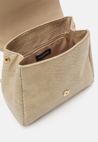 Bolso de mano beige de piel sintética de serpiente con superficie texturizada, herrajes dorados y un único bolsillo interior. Parte superior abierta con forro suave.