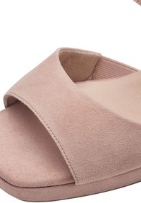 Rožinės spalvos zomšinės atviros kojų sandalai su plačia juosta priekyje ir elastine juosta kulne, sukurti patogumui ir kasdieniam dėvėjimui.