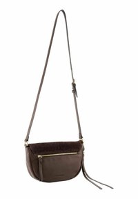 Borsa a tracolla in pelle marrone con un cappuccio testurizzato marrone scuro, accessori in oro, tasca con zip e tracolla regolabile. Design liscio e strutturato.