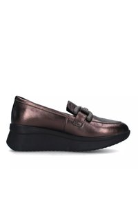 Scarpe slip-on in bronzo metallico con punta arrotondata, cuciture sottili, una grande fibbia decorativa e una suola a cuneo nera.