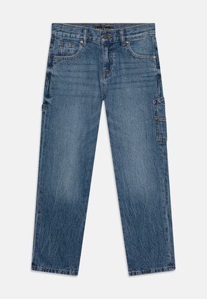 Blå straight-leg jeans i denim med for- og sidelommer, bæltestropper og knaplukning ved taljen, lagt fladt på en hvid baggrund.