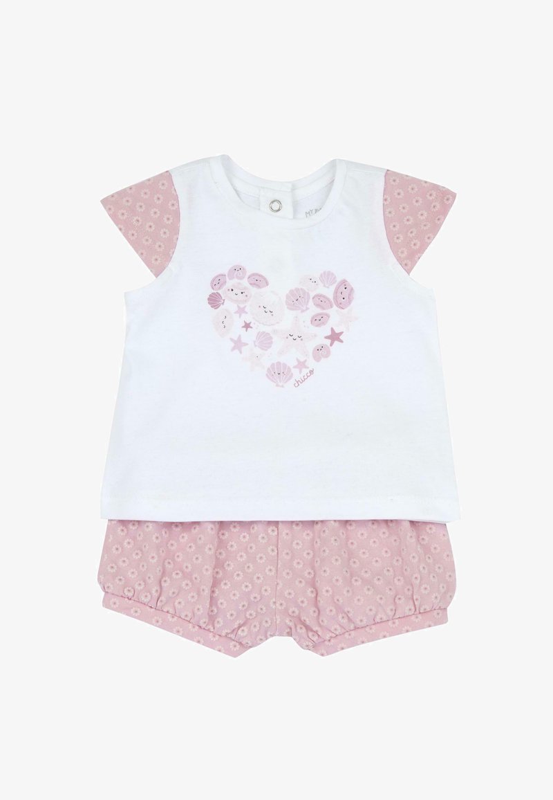 T-shirt en coton blanc avec un graphique cœur composé d'une coquille rose et d'une étoile ; shorts roses à motifs avec une ceinture élastique et des coutures froncées.