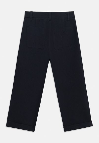 Μαύροι cropped παντελόνες με γυρισμένα τελειώματα, θηλιές για ζώνη και δύο πίσω τσέπες με ραφές, η μία με λεπτομέρεια λογότυπου με κεντήματα.