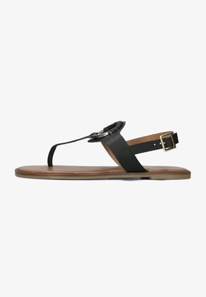 Zwarte platte sandalen met een t-band ontwerp, een gevlochten banddetail en een gouden gesp. De zool is bruin met een gladde textuur.