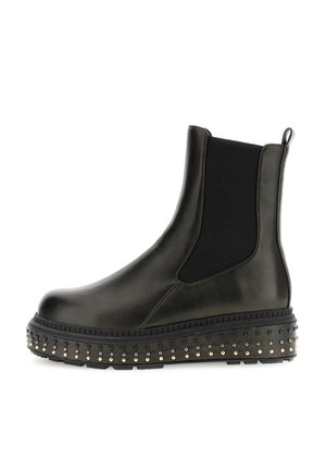 Černá kožená kotníková bota s elastickými bočními panely, silnou podrážkou zdobenou kovovými nýty a poutkem na zadní straně.