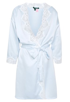 Hellblauer Satinmantel mit Spitzenrand entlang des Ausschnitts und der Ärmel, mit einem Bindegürtel und dreiviertellangen Ärmeln.