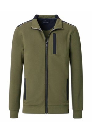 Olivgrüne Zip-Jacke aus strukturiertem Stoff, mit hohem Kragen, schwarzen Akzenten und einer Brusttasche.