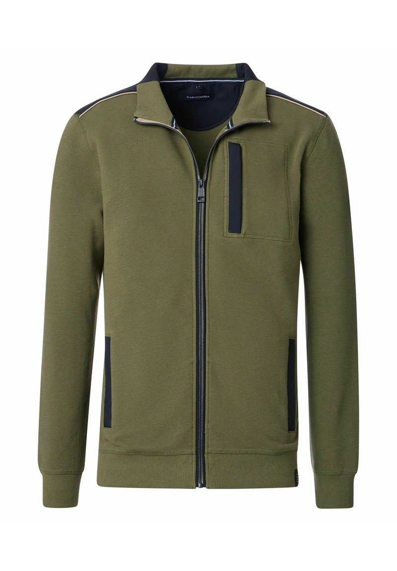 Olivgrüne Zip-Jacke aus strukturiertem Stoff, mit hohem Kragen, schwarzen Akzenten und einer Brusttasche.