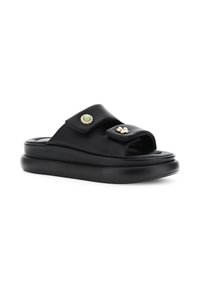 Schwarze Leder-Sandale mit offener Zehe, verstellbarem Riemen, dekorativen grünen und goldenen Verzierungen sowie einer dicken Gummisohle.