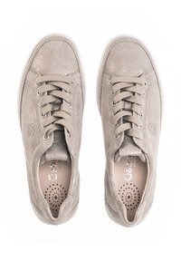 Taupe suède sneakers met een gestructureerde afwerking, witte rubberen zolen, ronde perforaties in de binnenzolen en contrasterende stiksels.