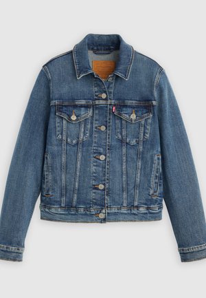 Modra jeans jakna s klasičnim krojem, gumbi spredaj, dvema prsni žepoma in usnjenim oznakom. Značilna je kontrastna šivanka in rahlo obrabljen videz.