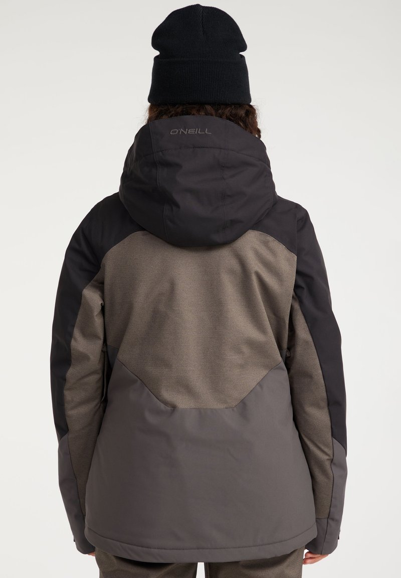 Dunkelgraue und schwarze Schneejacke mit strukturiertem Design und großer Kapuze. O'Neill-Branding auf der Rückseite sichtbar.