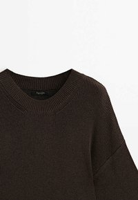 Mørkebrun strikket sweater med rund ribkantet halsudskæring og lange ærmer, vist mod en hvid baggrund.