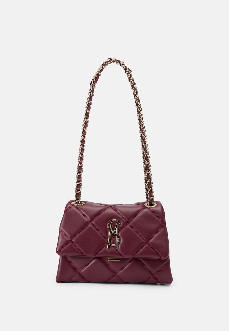 Bolso acolchado burdeos con una cadena dorada para el hombro y un logotipo monogram prominente. Cuero suave con detalle de patrón de diamante.