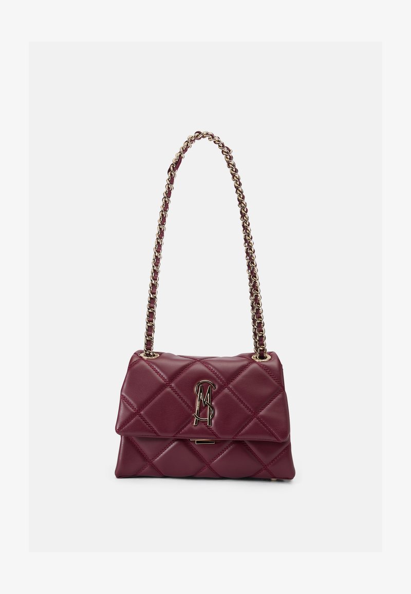 Bolso acolchado burdeos con una cadena dorada para el hombro y un logotipo monogram prominente. Cuero suave con detalle de patrón de diamante.