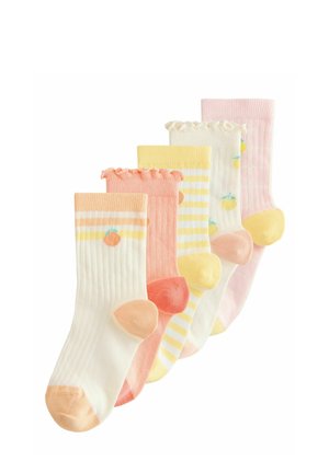 Fünf Paar pastellfarbene Kindersocken mit Streifen, Rüschen und kleinen Fruchtmotiven in Pfirsich-, Gelb- und Rosatönen.