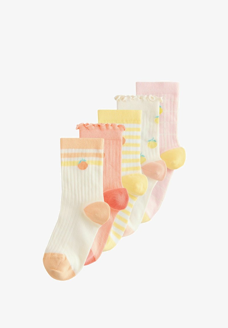 Cinco pares de calcetines para niños de colores pastel, con rayas, volantes y pequeños diseños de frutas en tonos durazno, amarillo y rosa.