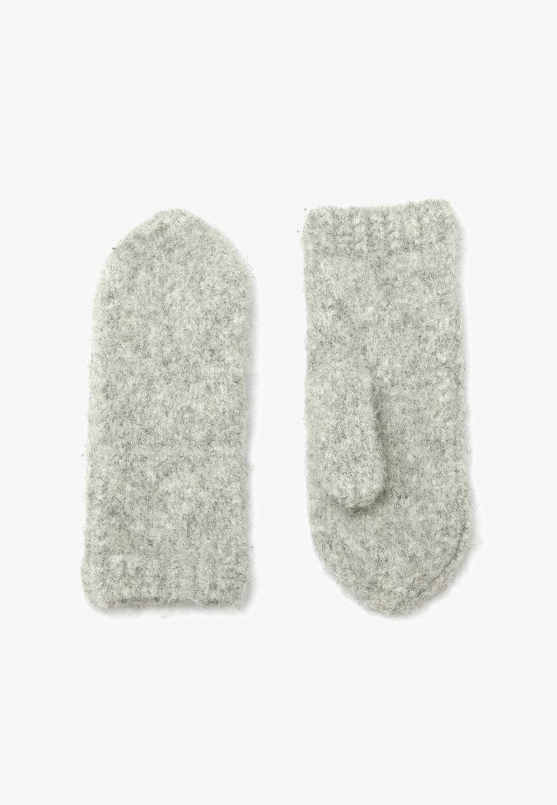 Szare wełniane rękawiczki z miękkim, teksturowanym wykończeniem. Jedna rękawiczka ma oddzielny kciuk, podczas gdy druga ma prosty kształt z zaokrąglonym wierzchołkiem.