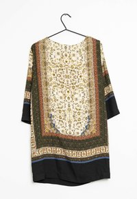 Túnica estampada con cuello redondo, que presenta diseños florales en dorado, crema y verde oscuro, con mangas y dobladillo negros.