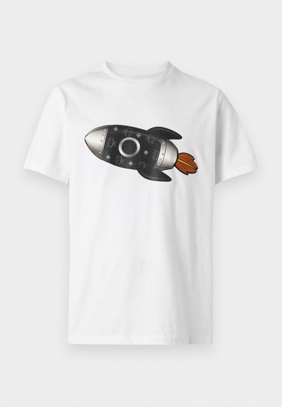 Λευκό κοντομάνικο T-shirt με γραφικό ροκέτας σε μαύρο και ασημί που εκπέμπει πορτοκαλί φλόγες κεντραρισμένο στο μπροστινό μέρος.