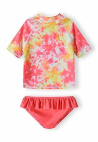 Ensemble de maillot de bain tie-dye pour enfants. Haut à manches courtes en rose, jaune et blanc avec des manches raglan. Bas assortis corail avec un bord à volants.