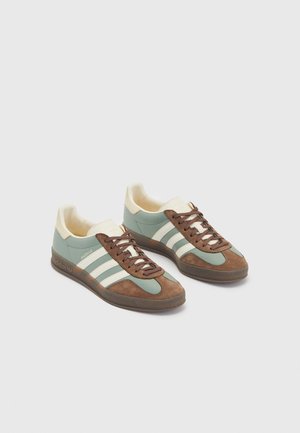 adidas Originals GAZELLE INDOOR UNISEX - Joggesko - silver green/cream white/earth strata