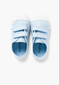 Scarpe in tela blu chiaro con suole in gomma bianca, dotate di due cinturini in velcro, parte superiore texturizzata e design a punta tonda.