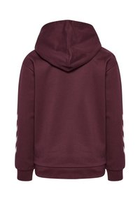 Vinrød hættetrøje med hvide diagonale striber på ærmerne. Fremstillet af blødt stof, har en kængurulomme og ribstrikkede manchetter.