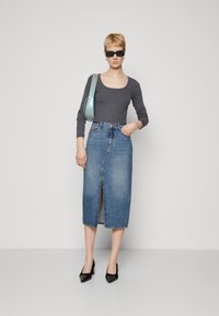 ONLY Tall ONLBIANCA MIDI SLIT SKIRT - Uska suknja - medium blue denim/green cast