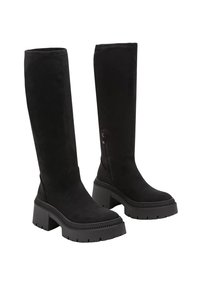 Bottes noires jusqu'au genou en daim, avec un talon épais et une semelle en caoutchouc robuste. Fermeture éclair sur le côté et texture lisse avec des accents minimaux.