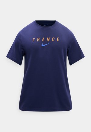 Marineblauw T-shirt met korte mouwen, met oranje tekst "FRANKRIJK" en blauw Nike-swooshlogo in het midden van de borst.