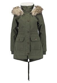 Parka verde olivo con capucha forrada de piel desmontable, botones frontales, dos bolsillos grandes, cintura ajustable con cordón y detalles de diseño acolchados.
