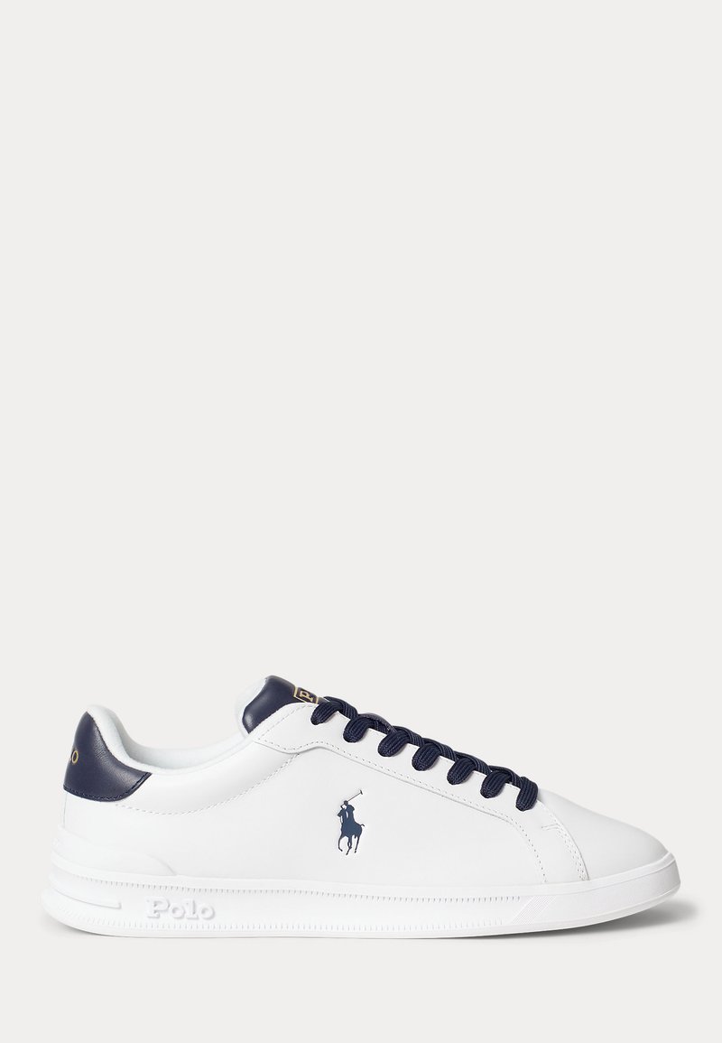 Biały niski sneaker z granatowymi sznurówkami, panelem na pięcie i logo Polo po boku, z gumową podeszwą i przeszywanymi detalami.