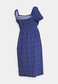 Vestido azul com padrão floral branco, mangas curtas bufantes, corpo franzido e saia até o joelho. Feito de tecido leve.