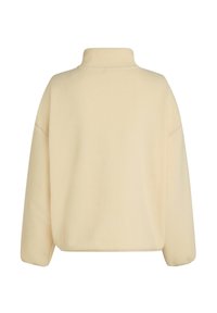 Pullover in pile crema con colletto alto, spalle scese e vestibilità ampia. La morbida texture e le cuciture minime aumentano comfort e calore.